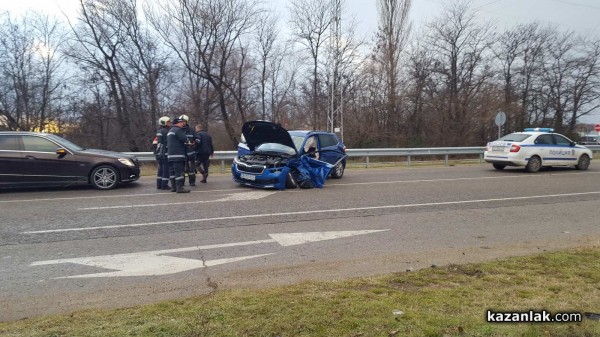 Жена бе затисната в кола след катастрофа на разклона на Крън / ОБНОВЕНА