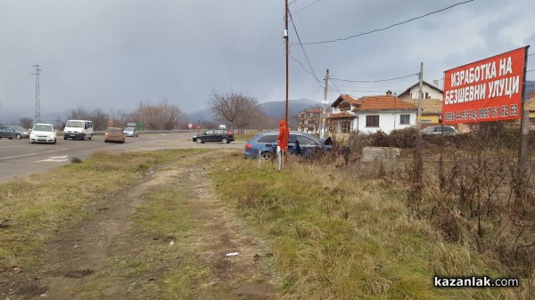 Жена бе затисната в кола след катастрофа на разклона на Крън / ОБНОВЕНА