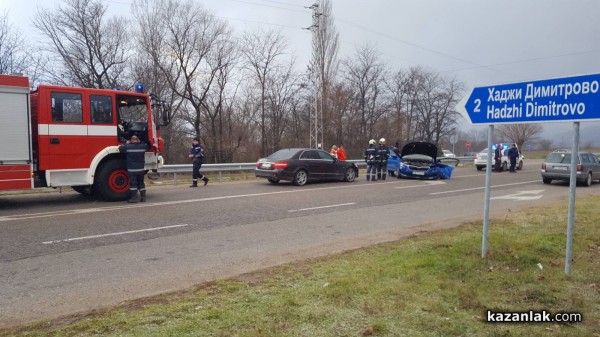 Жена бе затисната в кола след катастрофа на разклона на Крън / ОБНОВЕНА