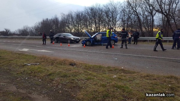 Жена бе затисната в кола след катастрофа на разклона на Крън / ОБНОВЕНА
