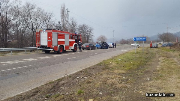 Жена бе затисната в кола след катастрофа на разклона на Крън / ОБНОВЕНА