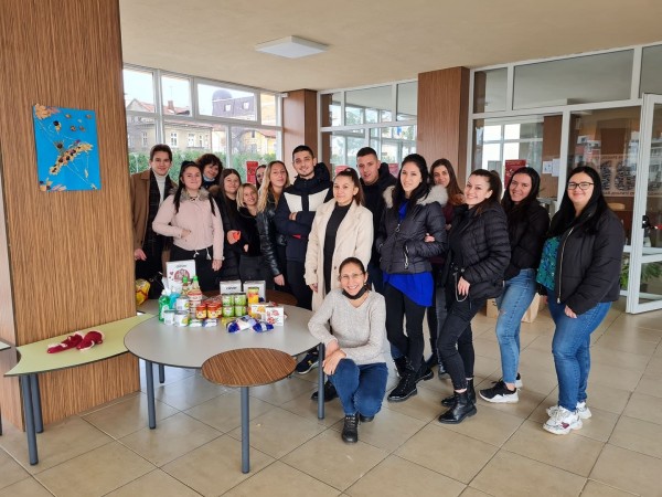 Споделена Коледа и в Антим. Учениците изпратиха хранителни продукти в 7 населени места