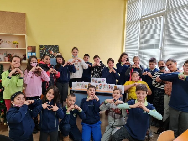 Споделена Коледа и в Антим. Учениците изпратиха хранителни продукти в 7 населени места