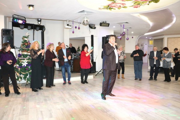 Сърцата на близо 50 златни двойки затуптяха под звуците на Менделсон в Казанлък