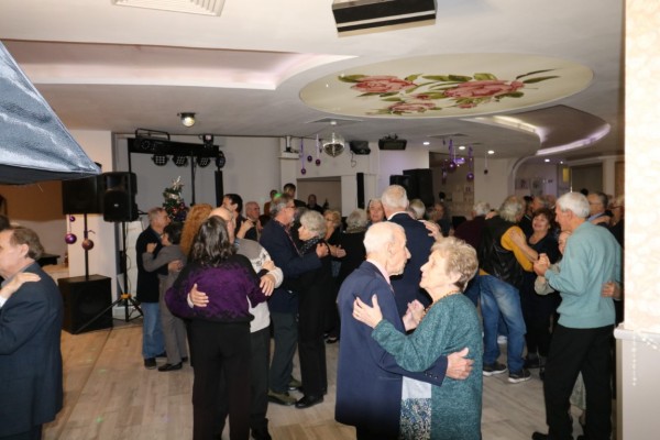 Сърцата на близо 50 златни двойки затуптяха под звуците на Менделсон в Казанлък