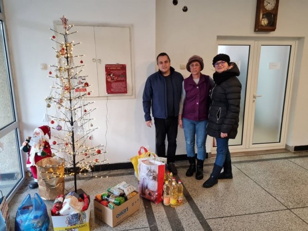 Споделена Коледа и в Антим. Учениците изпратиха хранителни продукти в 7 населени места