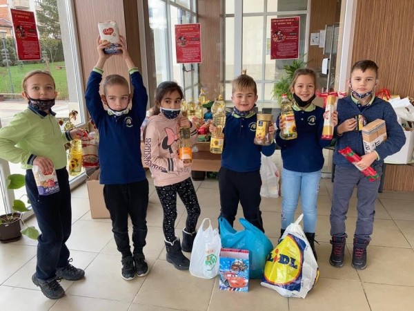 Споделена Коледа и в Антим. Учениците изпратиха хранителни продукти в 7 населени места