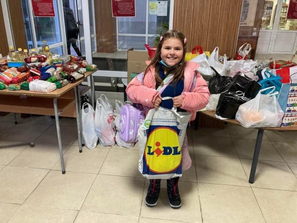 Споделена Коледа и в Антим. Учениците изпратиха хранителни продукти в 7 населени места