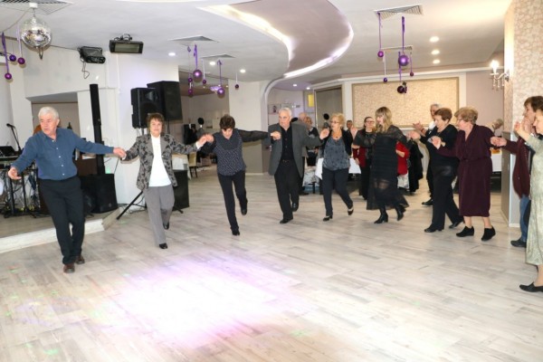 Сърцата на близо 50 златни двойки затуптяха под звуците на Менделсон в Казанлък