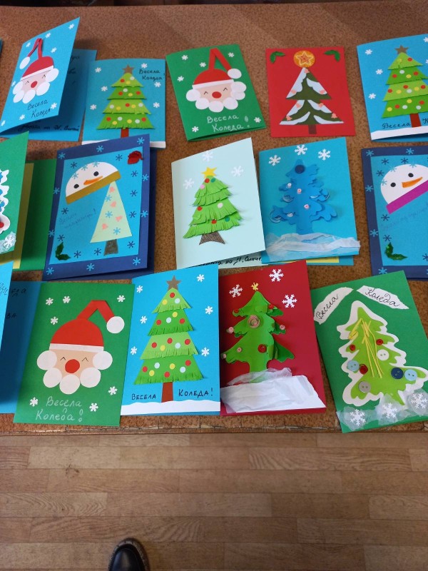 Деца зарадваха пенсионери с коледни картички в Павел баня