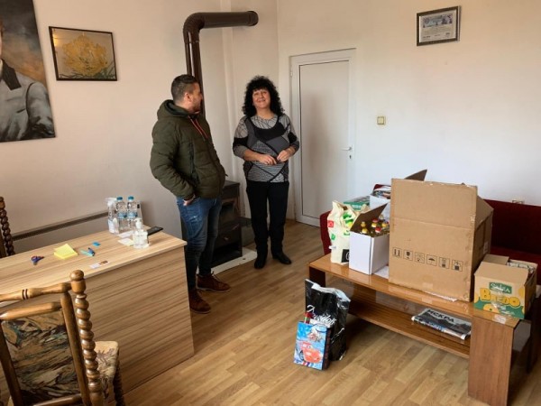 Споделена Коледа и в Антим. Учениците изпратиха хранителни продукти в 7 населени места