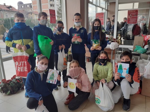 Споделена Коледа и в Антим. Учениците изпратиха хранителни продукти в 7 населени места