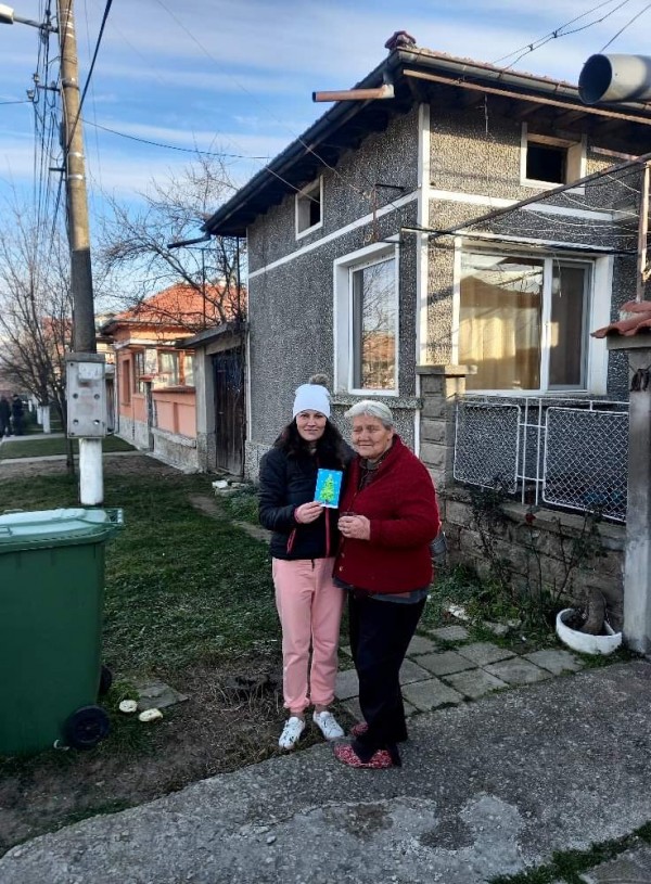 Деца зарадваха пенсионери с коледни картички в Павел баня