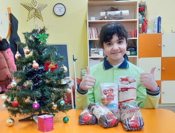 Споделена Коледа и в Антим. Учениците изпратиха хранителни продукти в 7 населени места