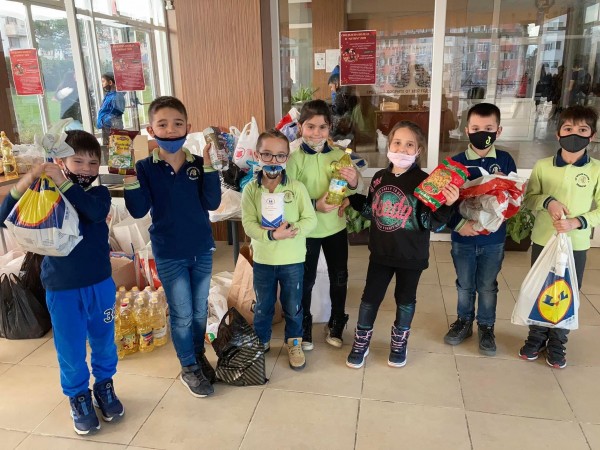 Споделена Коледа и в Антим. Учениците изпратиха хранителни продукти в 7 населени места