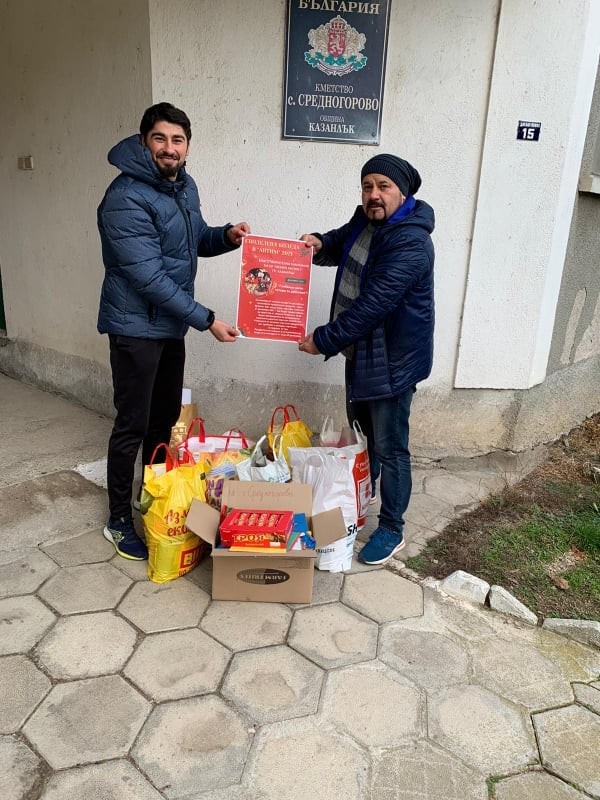 Споделена Коледа и в Антим. Учениците изпратиха хранителни продукти в 7 населени места