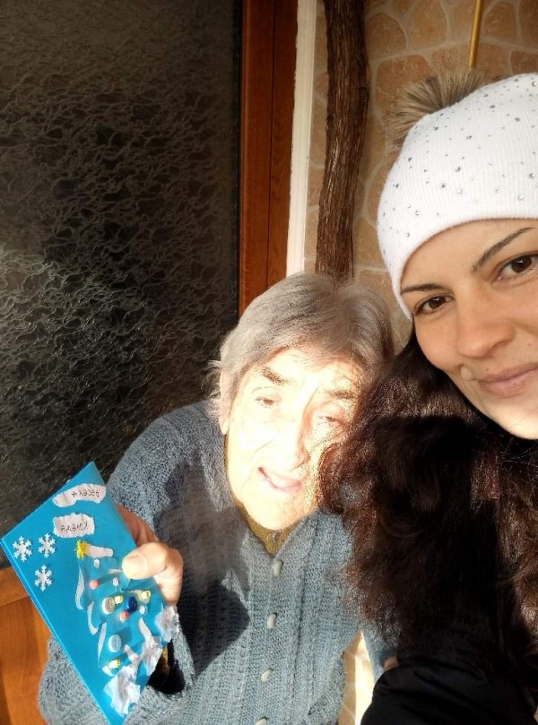 Деца зарадваха пенсионери с коледни картички в Павел баня