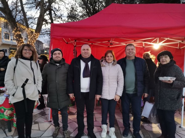 Коледният базар в Павел баня събра над 2000 лв. само за 3 дни