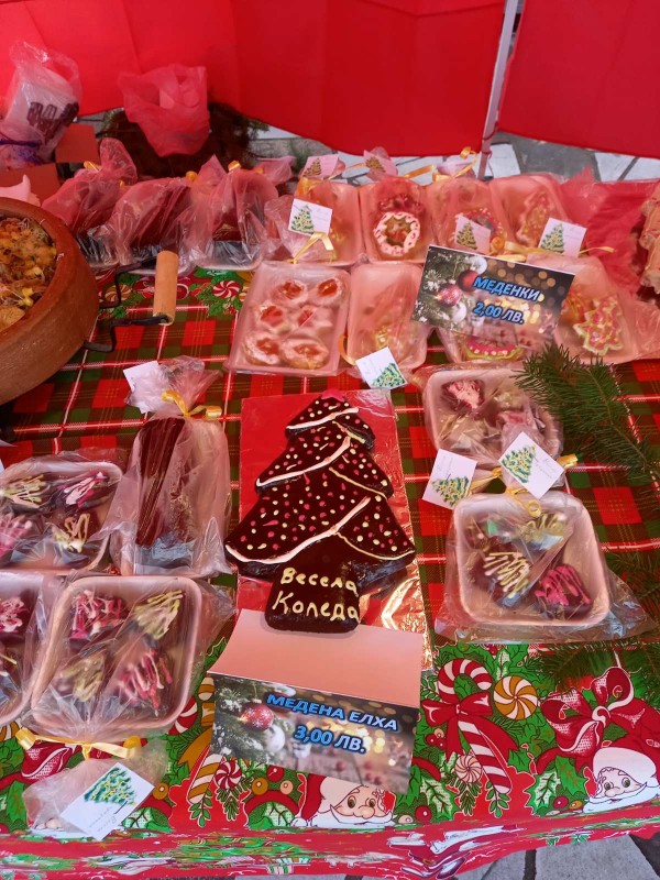 Коледният базар в Павел баня събра над 2000 лв. само за 3 дни