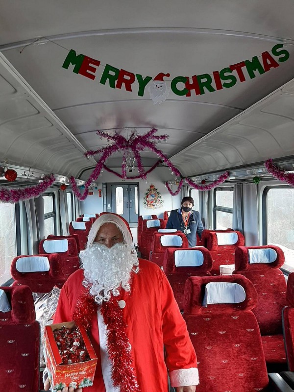 Дядо Коледа посрещна казанлъшки деца с влак