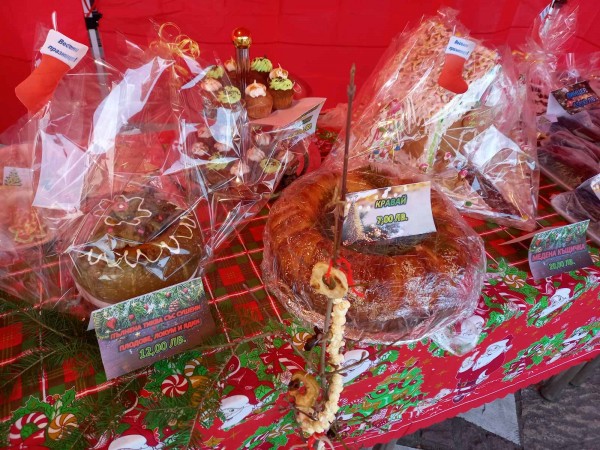 Коледният базар в Павел баня събра над 2000 лв. само за 3 дни