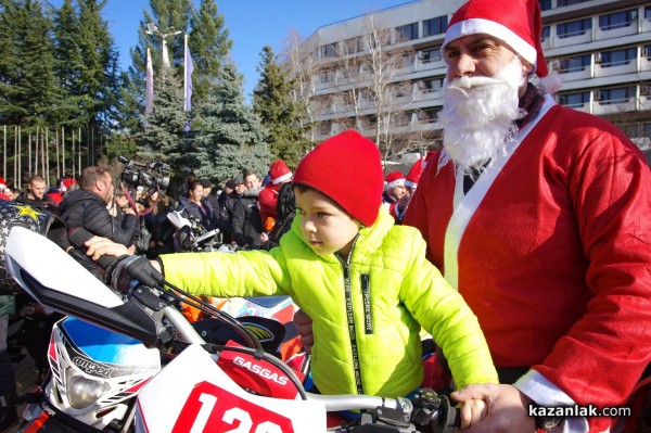 840 малчугани получиха подаръци от Мото коледа 2021 / ВИДЕО