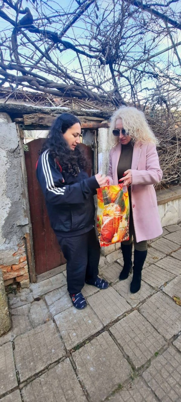 С богата трапеза самотно живеещи възрастни хора в Шипка ще посрещнат празниците 