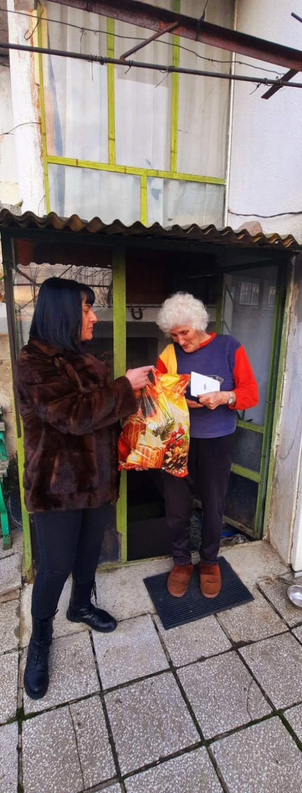 С богата трапеза самотно живеещи възрастни хора в Шипка ще посрещнат празниците 