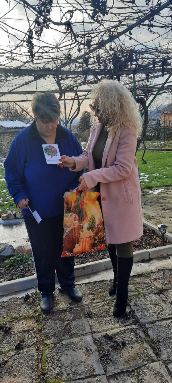 С богата трапеза самотно живеещи възрастни хора в Шипка ще посрещнат празниците 