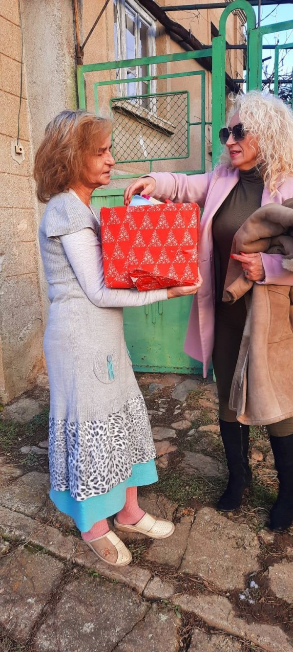 С богата трапеза самотно живеещи възрастни хора в Шипка ще посрещнат празниците 