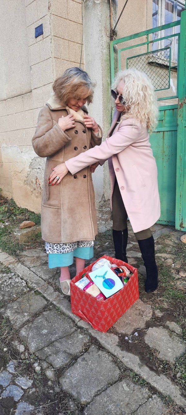 С богата трапеза самотно живеещи възрастни хора в Шипка ще посрещнат празниците 