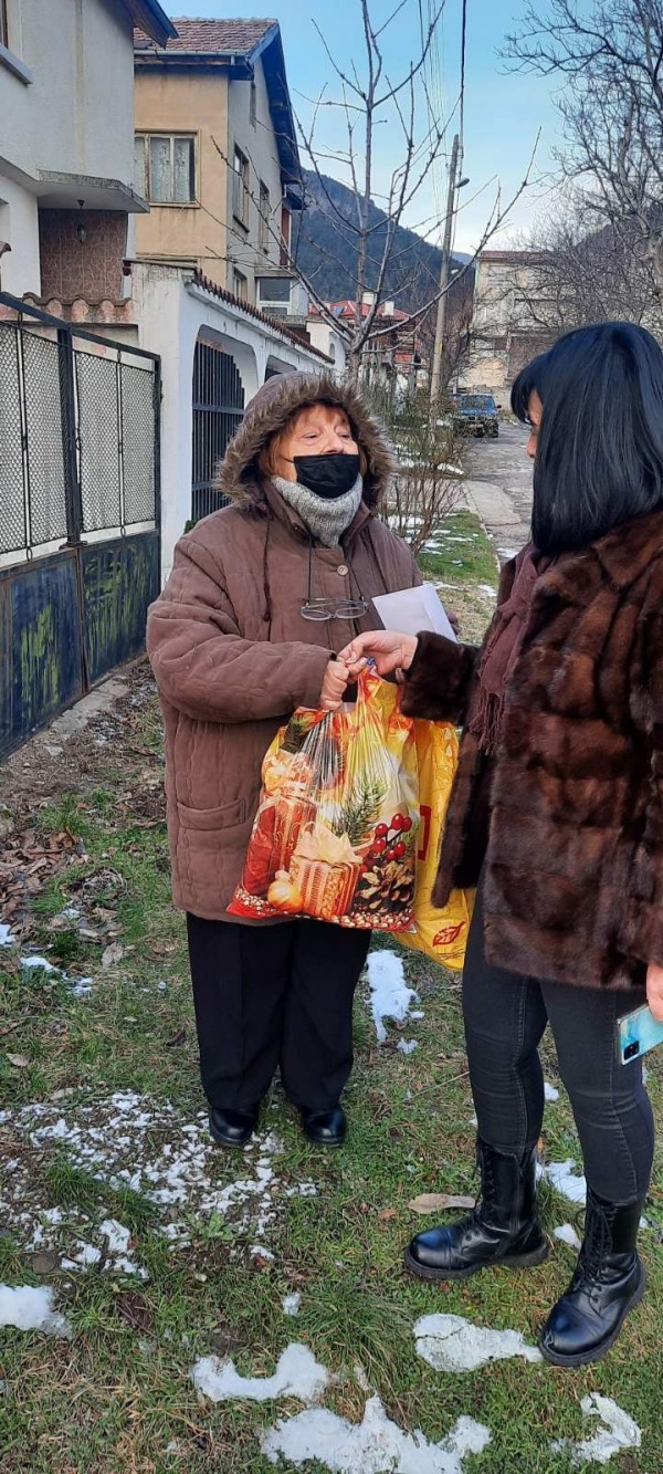 С богата трапеза самотно живеещи възрастни хора в Шипка ще посрещнат празниците 