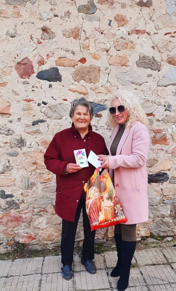 С богата трапеза самотно живеещи възрастни хора в Шипка ще посрещнат празниците 