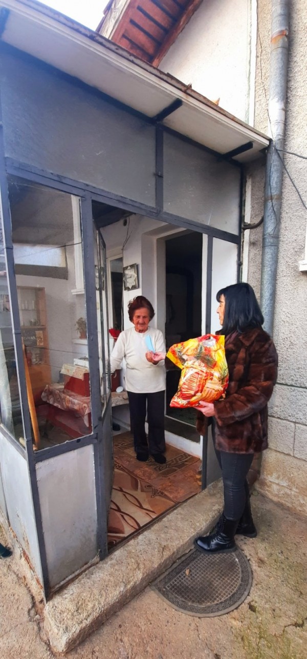 С богата трапеза самотно живеещи възрастни хора в Шипка ще посрещнат празниците 
