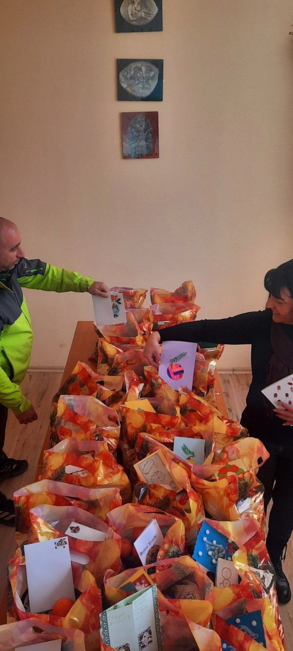 С богата трапеза самотно живеещи възрастни хора в Шипка ще посрещнат празниците 