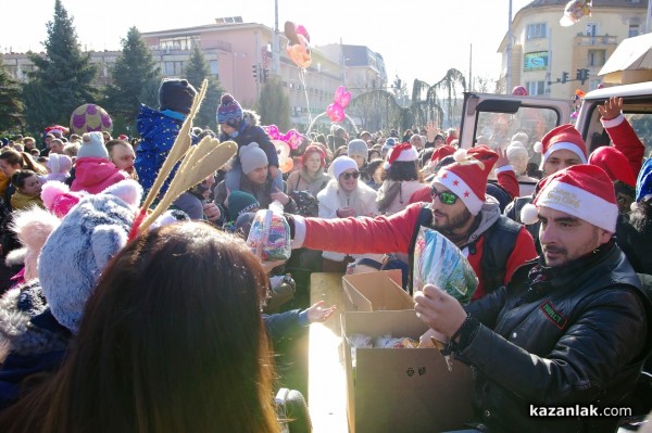 840 малчугани получиха подаръци от Мото коледа 2021 / ВИДЕО