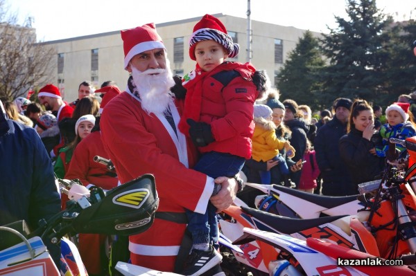 840 малчугани получиха подаръци от Мото коледа 2021 / ВИДЕО