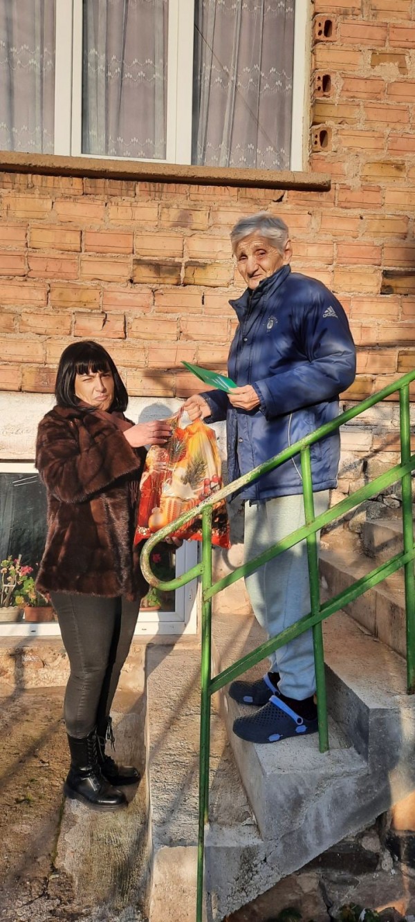 С богата трапеза самотно живеещи възрастни хора в Шипка ще посрещнат празниците 