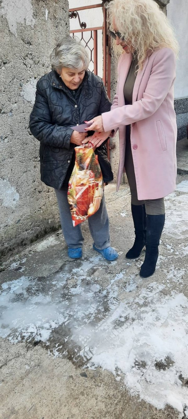 С богата трапеза самотно живеещи възрастни хора в Шипка ще посрещнат празниците 