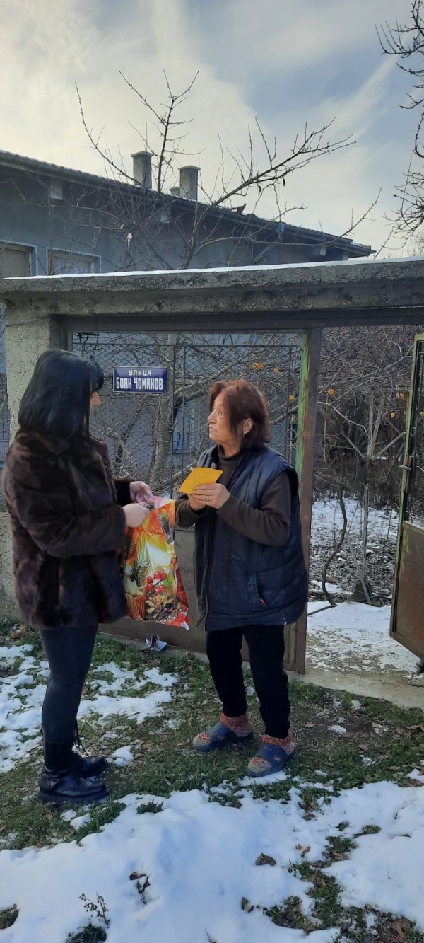 С богата трапеза самотно живеещи възрастни хора в Шипка ще посрещнат празниците 