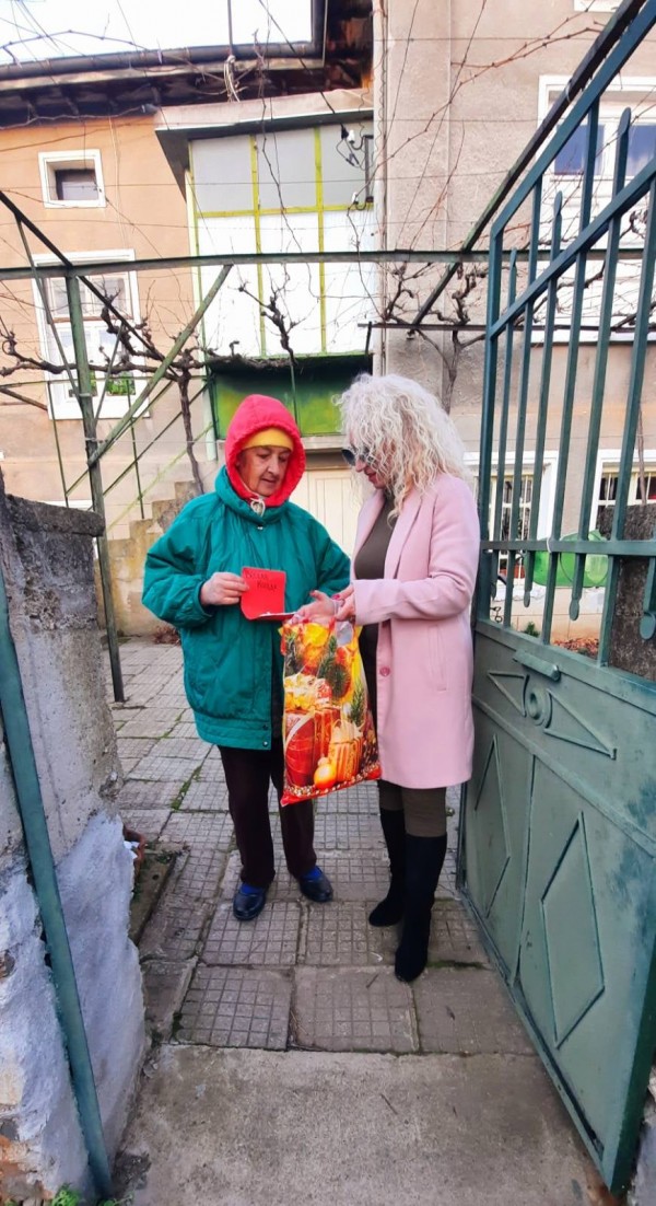 С богата трапеза самотно живеещи възрастни хора в Шипка ще посрещнат празниците 