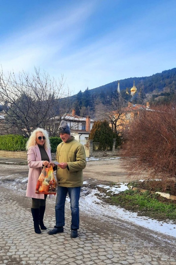 С богата трапеза самотно живеещи възрастни хора в Шипка ще посрещнат празниците 