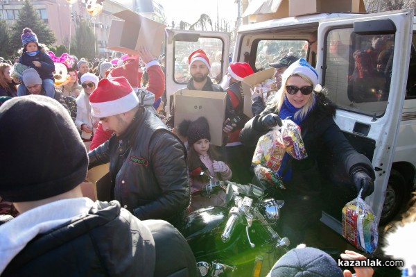 840 малчугани получиха подаръци от Мото коледа 2021 / ВИДЕО