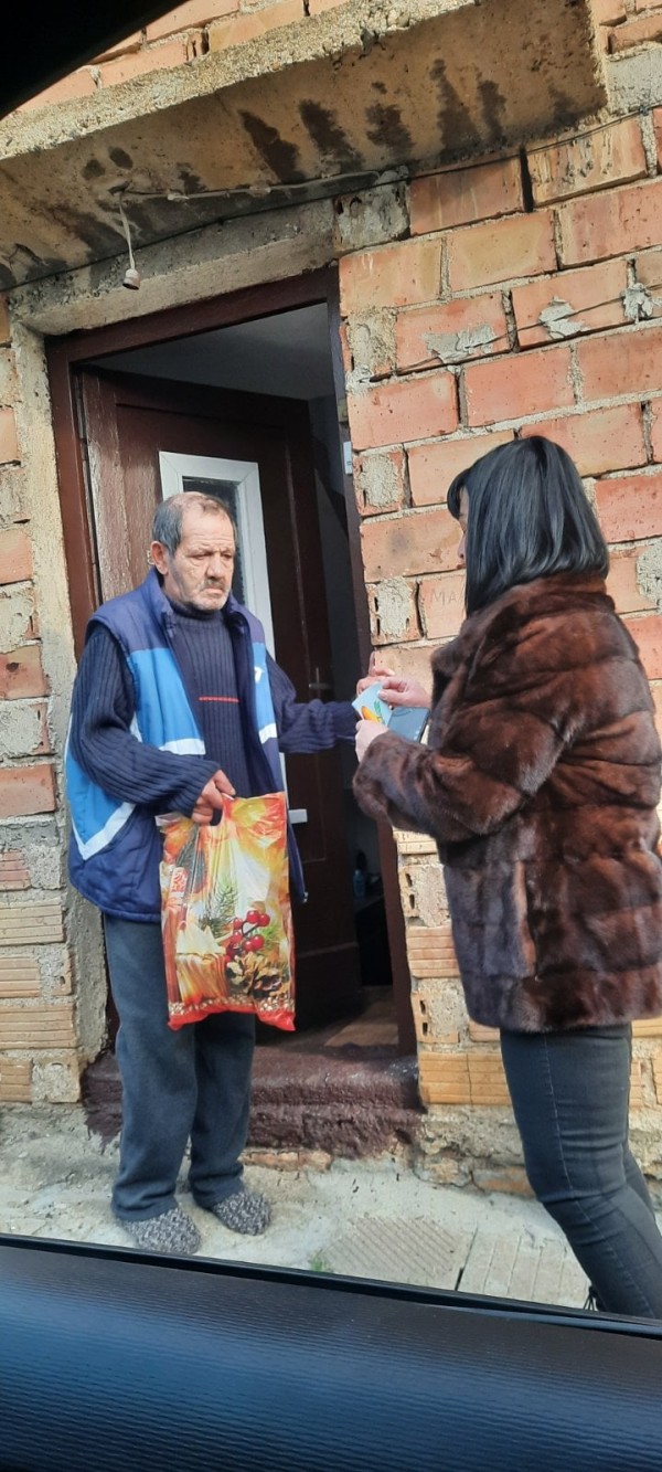 С богата трапеза самотно живеещи възрастни хора в Шипка ще посрещнат празниците 