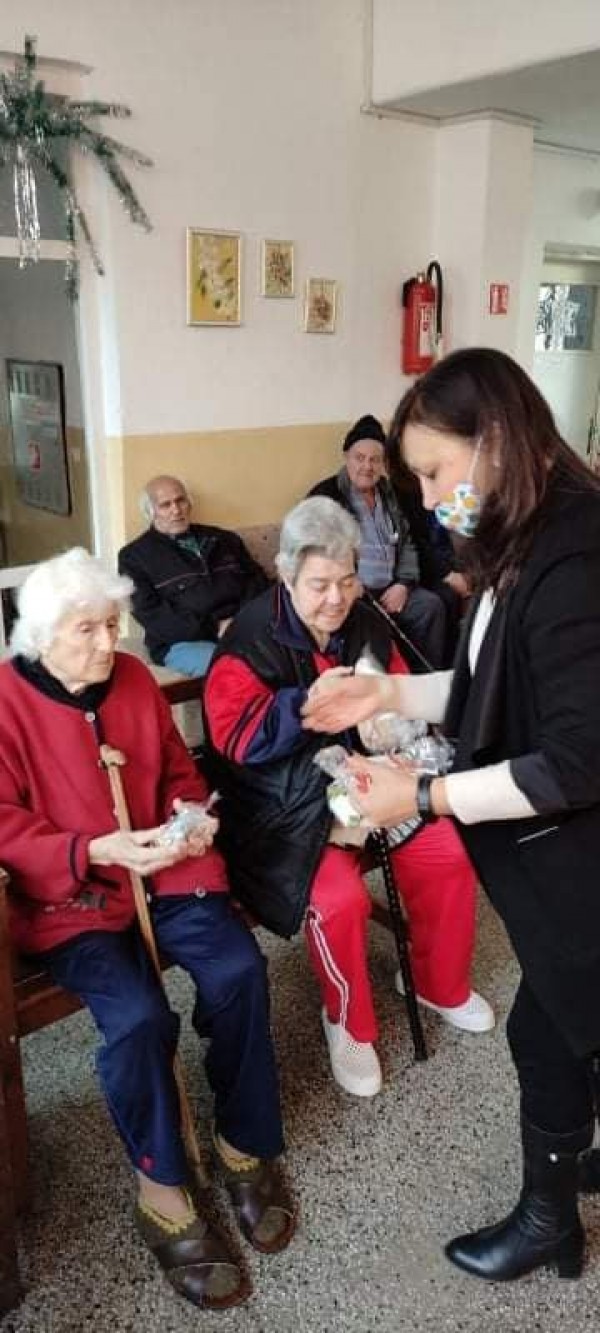 Третокласници зарадваха обитателите на Дом №3 за Коледа