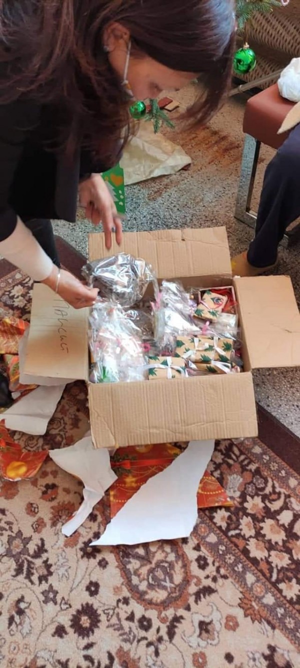 Третокласници зарадваха обитателите на Дом №3 за Коледа