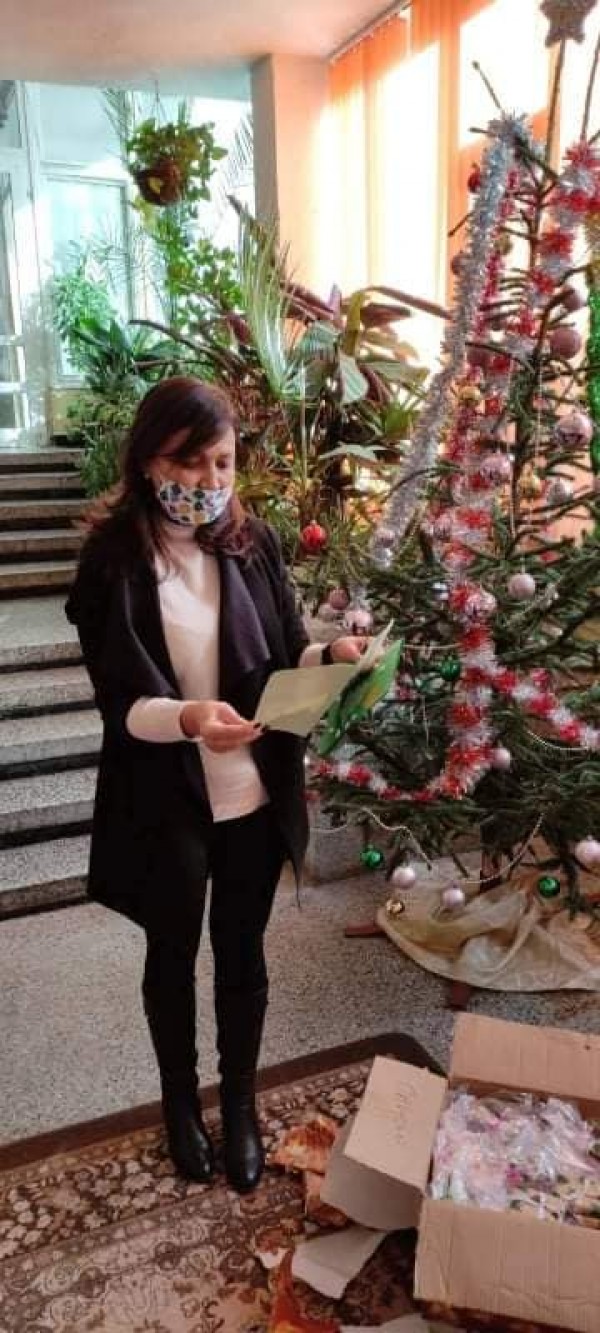 Третокласници зарадваха обитателите на Дом №3 за Коледа