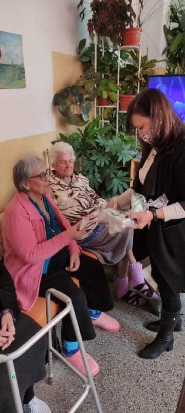 Третокласници зарадваха обитателите на Дом №3 за Коледа