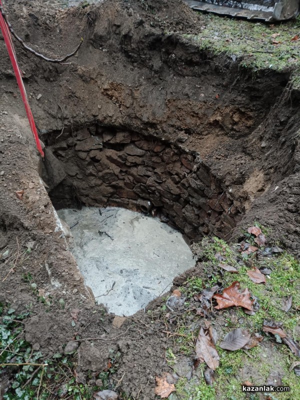 Яма за отпадни води се откри след пропадане на градинка в междублоково пространство в Казанлък