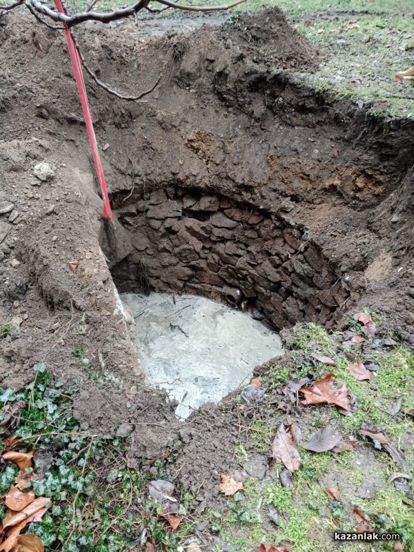 Яма за отпадни води се откри след пропадане на градинка в междублоково пространство в Казанлък